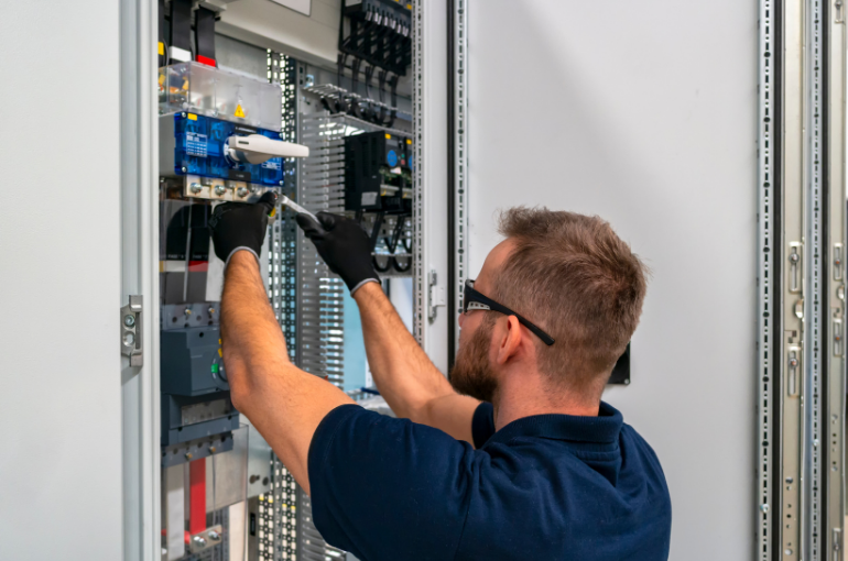 Tecnico al lavoro su impianto elettrico